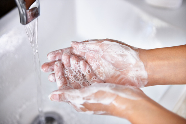 6 mẹo nhỏ giữ tay luôn ẩm mượt dù phải rửa tay thường xuyên để phòng COVID-19 - Hình 1