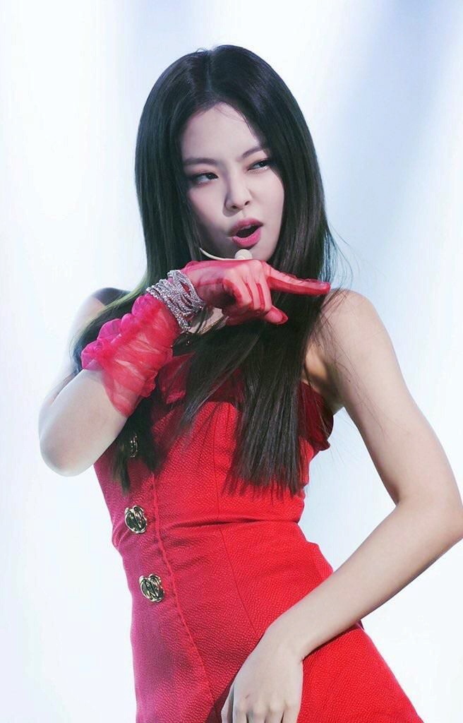 Jennie Blackpink di chuyển khó khăn vì mặc váy bó, đi giày cao gót khủng