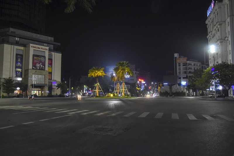 Đường phố Huế về đêm: Vào ban đêm, đường phố Huế trở nên rực rỡ và cổ kính hơn bao giờ hết. Hãy ngắm nhìn bức ảnh để cảm nhận được sự tráng lệ của thành phố cố đô Huế.
