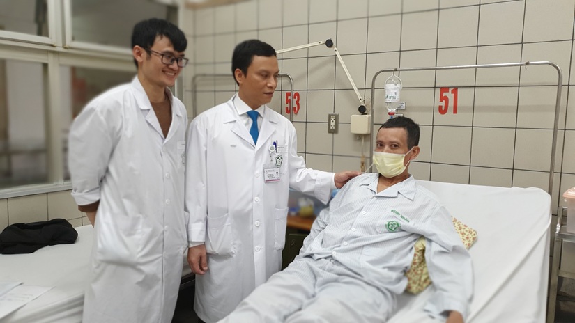 30 năm uống rượu và hút thuốc lào, người đàn ông phải cắt thực quản - Hình 2