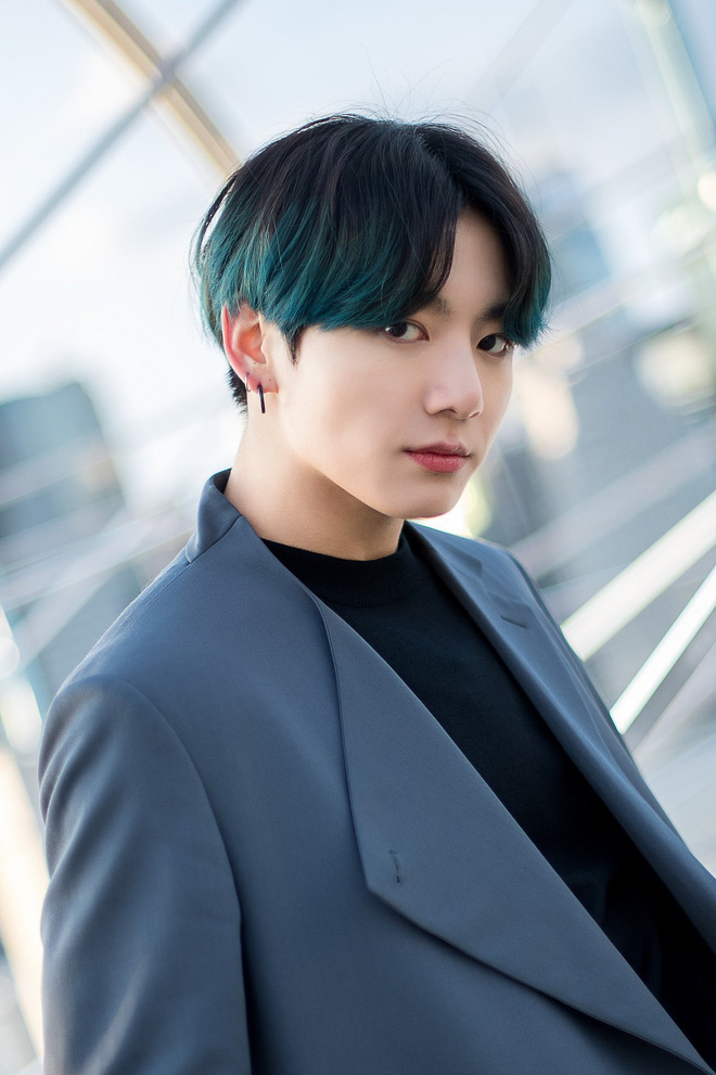 Chỉ 1 hành động nhỏ ở sân khấu kết thúc Music Bank, tính cách thật của em út vàng Jungkook (BTS) đã được hé lộ - Hình 3
