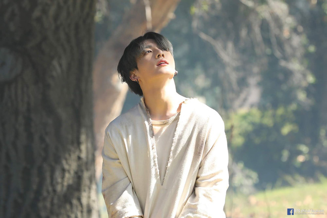 Chỉ 1 hành động nhỏ ở sân khấu kết thúc Music Bank, tính cách thật của em út vàng Jungkook (BTS) đã được hé lộ - Hình 4
