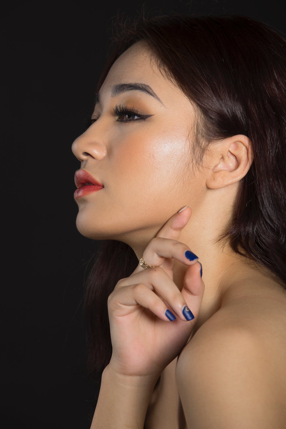 Gợi ý các bước trang điểm cơ bản cho nàng mặt tròn - Hình 2