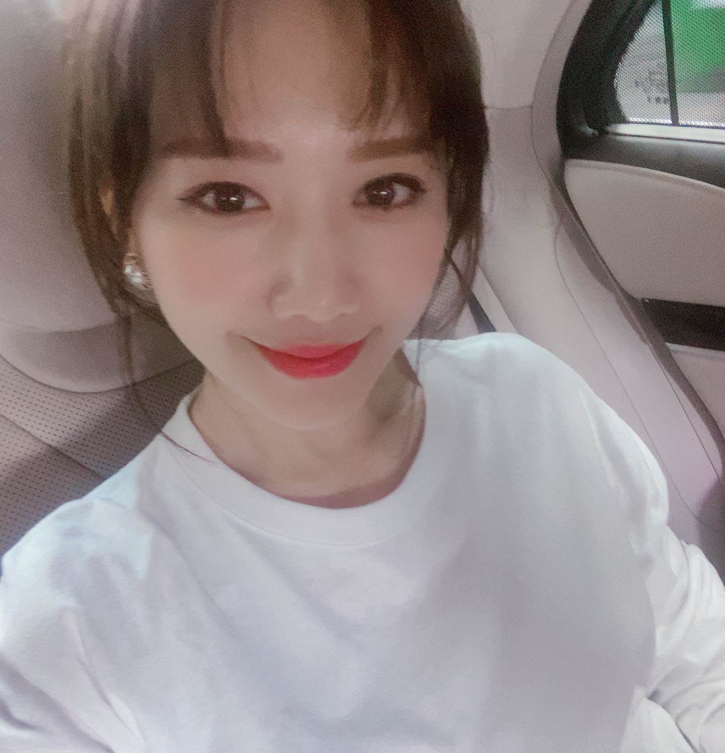 Hari Won trẻ trung xinh đẹp như công chúa tuyết khi dùng nơ cột tóc - Hình 5