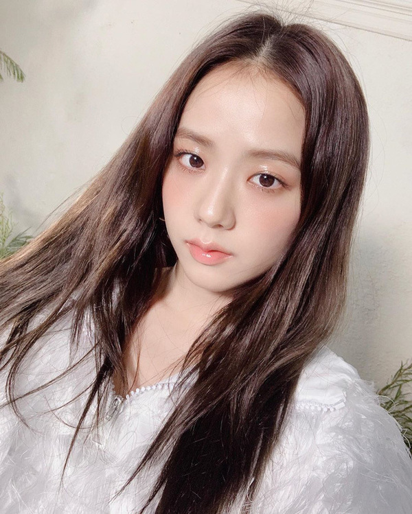 Hết Diễm My 9x, Song Hye Kyo lại đụng hàng Jisoo - Hình 5