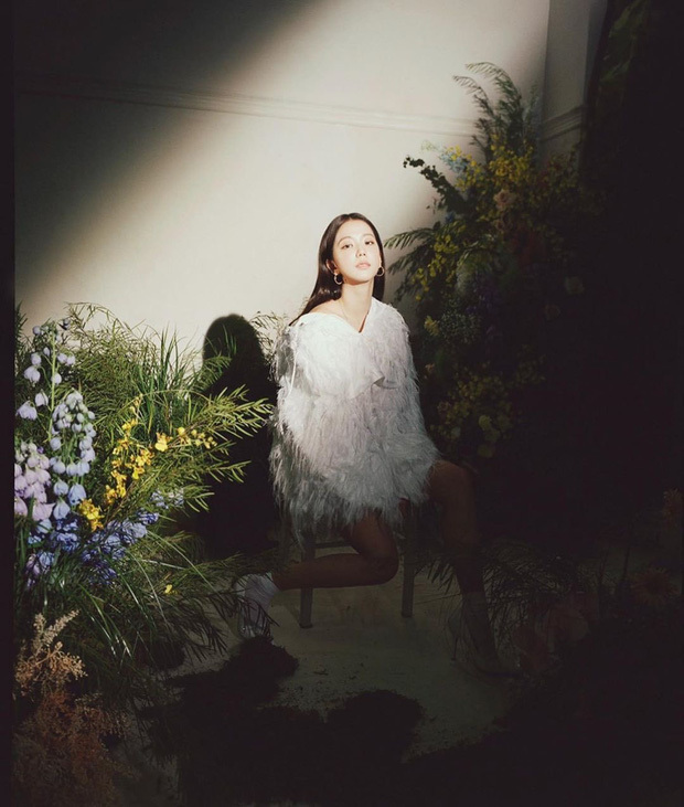 Hết Diễm My 9x, Song Hye Kyo lại đụng hàng Jisoo - Hình 4