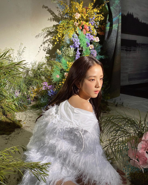 Hết Diễm My 9x, Song Hye Kyo lại đụng hàng Jisoo - Hình 3