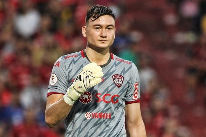 HLV Muangthong United lý giải nguyên nhân đẩy Văn Lâm lên ghế dự bị - Hình 1