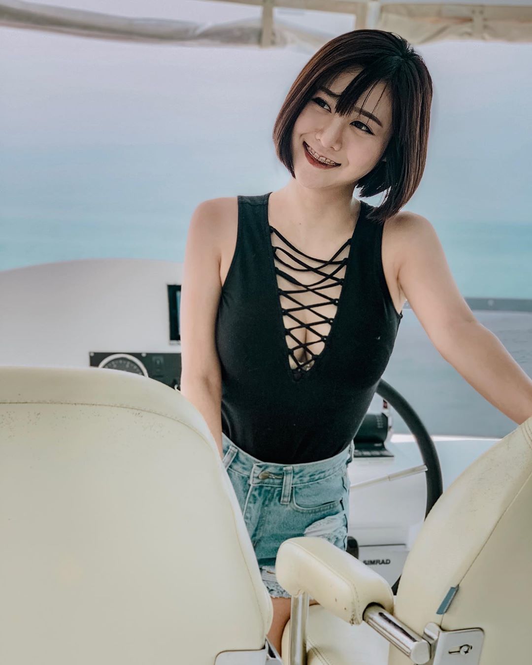 Hot girl thịt lợn, hot girl bán xoài ngoài đời mặc có táo bạo như khi đứng quầy? - Hình 4