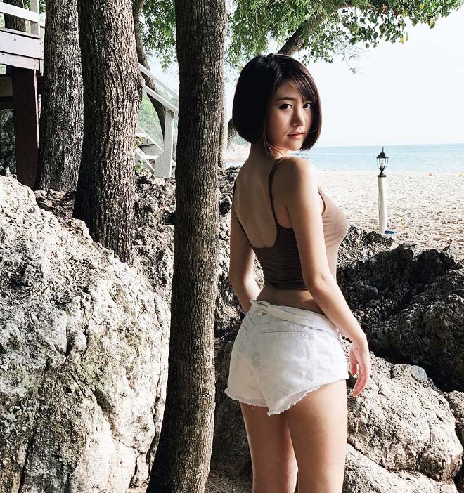 Hot girl thịt lợn, hot girl bán xoài ngoài đời mặc có táo bạo như khi đứng quầy? - Hình 2