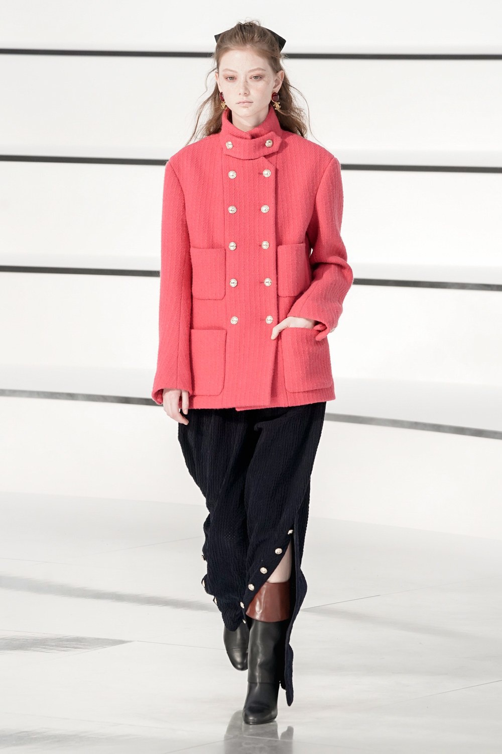 Lần đầu tiên sàn diễn Chanel bị chê xấu, trông giống sân khấu năm 2011 - Hình 11