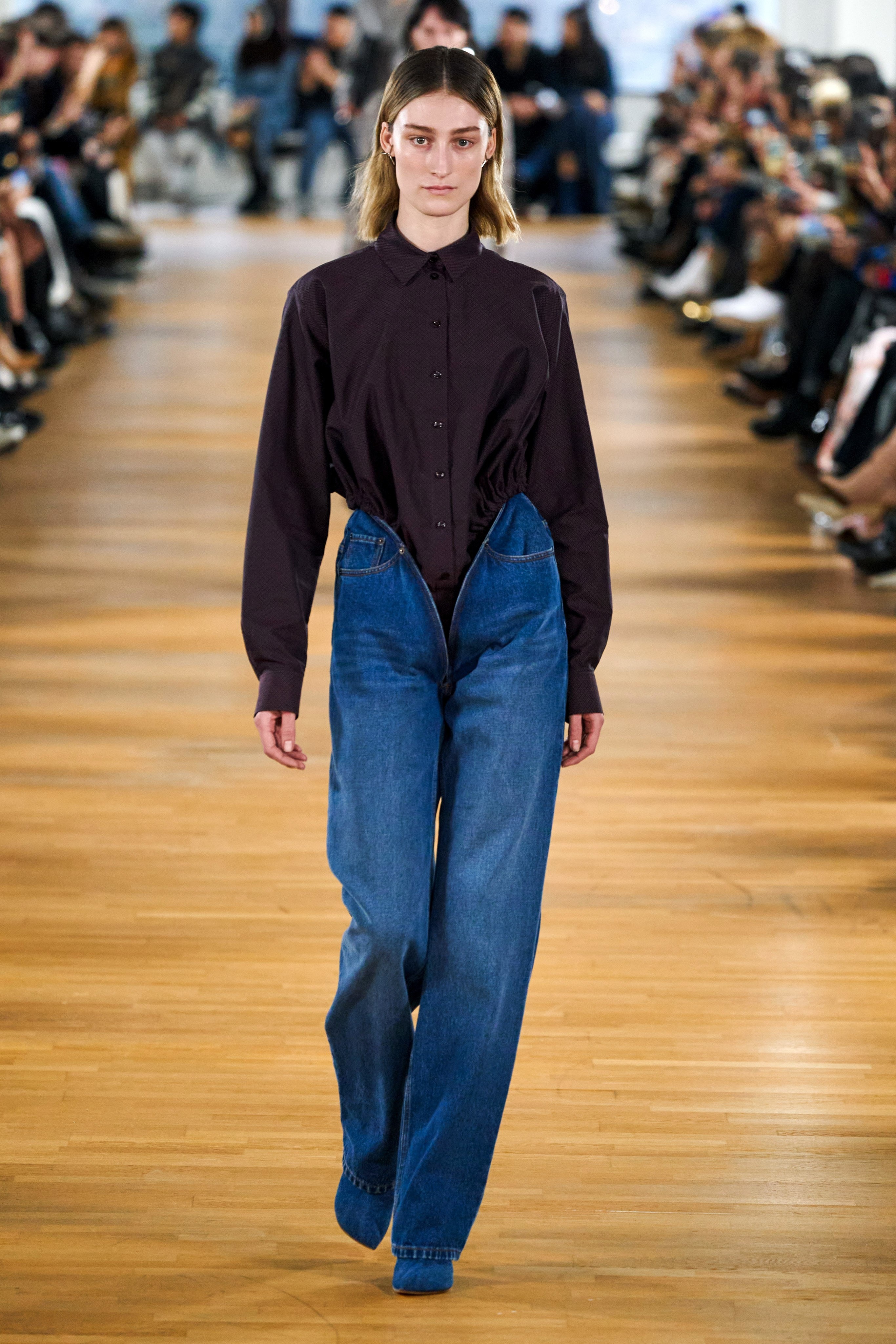 Mẫu diện mốt không cài khuy quần, Yeezy chỉ có 18 bộ đồ lên sàn diễn - Hình 20