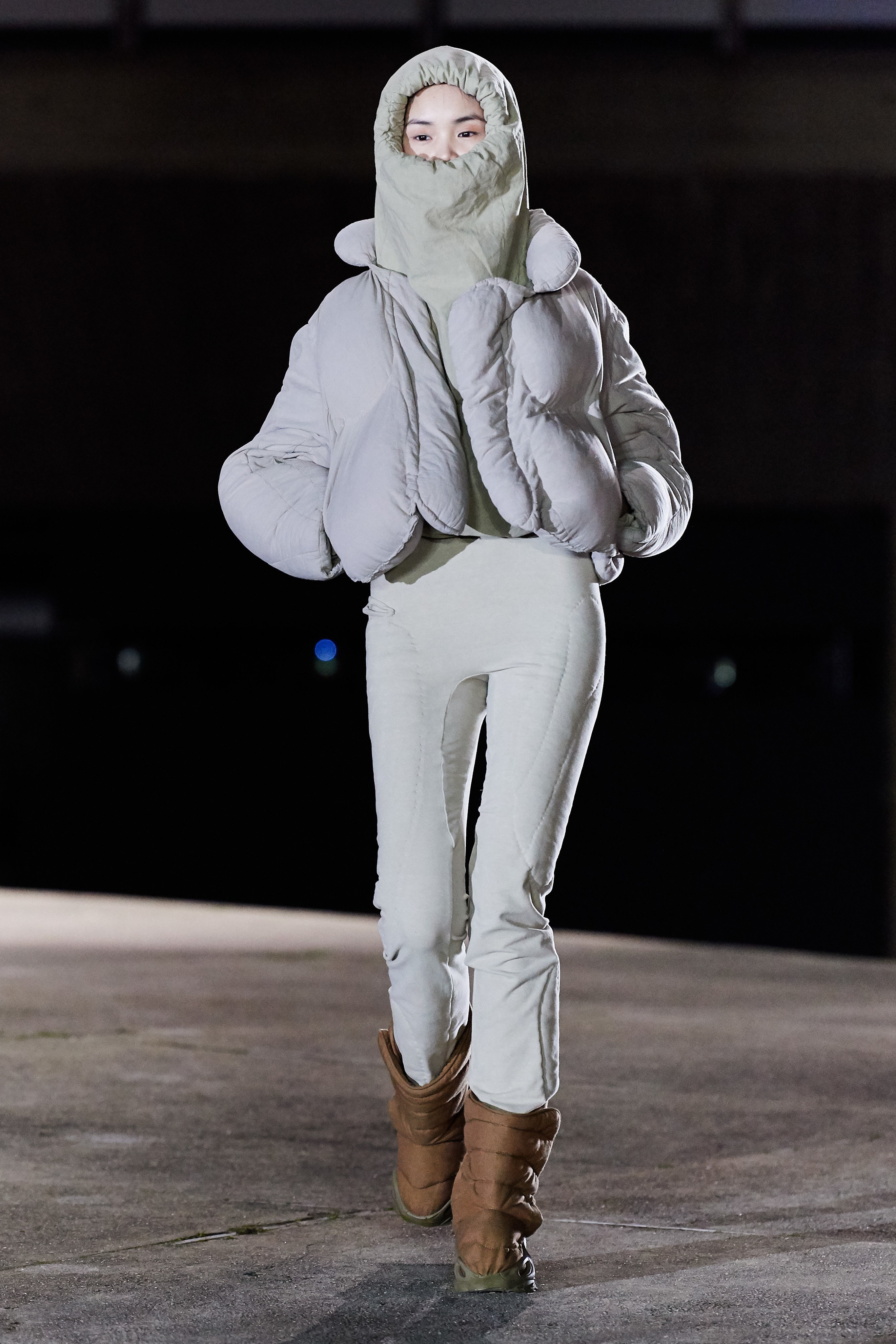 Mẫu diện mốt không cài khuy quần, Yeezy chỉ có 18 bộ đồ lên sàn diễn - Hình 5