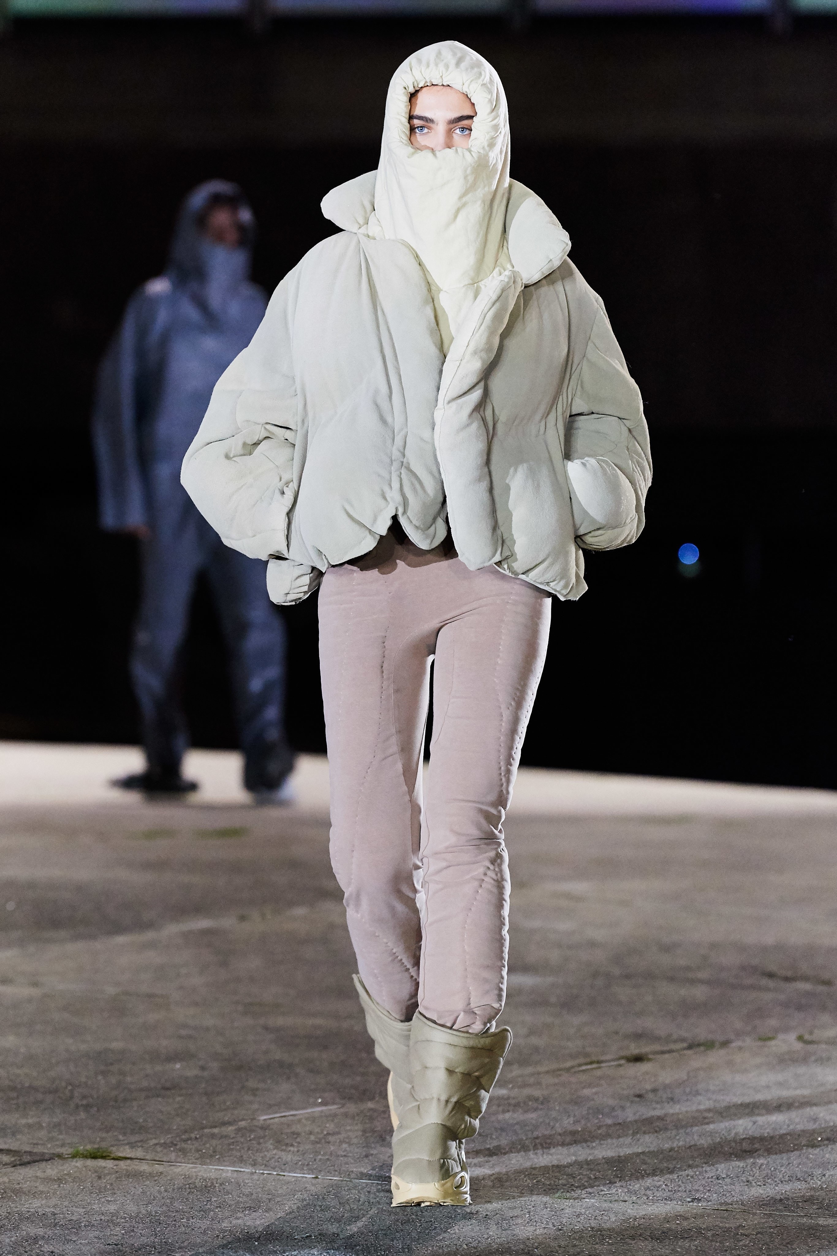 Mẫu diện mốt không cài khuy quần, Yeezy chỉ có 18 bộ đồ lên sàn diễn - Hình 6