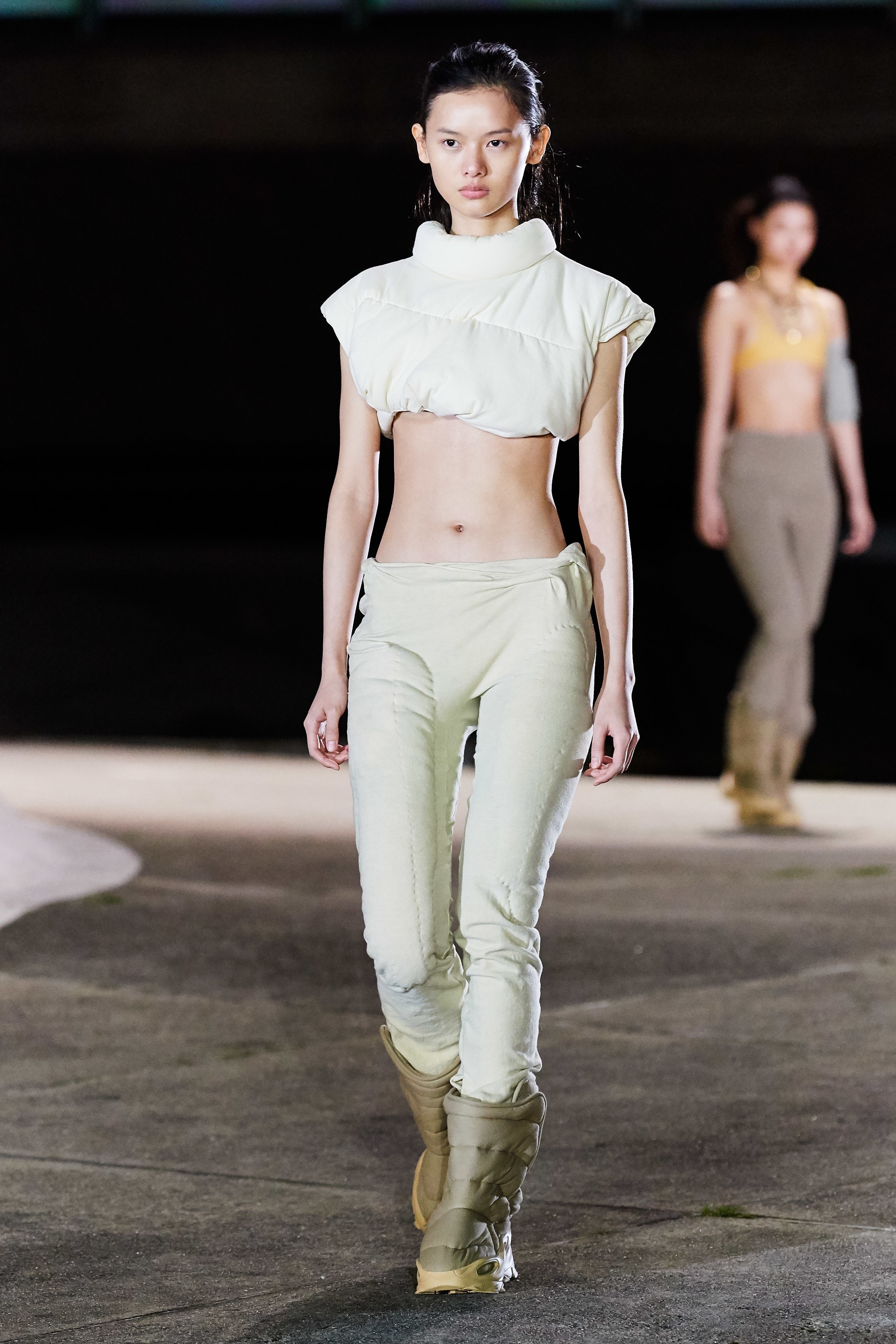 Mẫu diện mốt không cài khuy quần, Yeezy chỉ có 18 bộ đồ lên sàn diễn - Hình 3