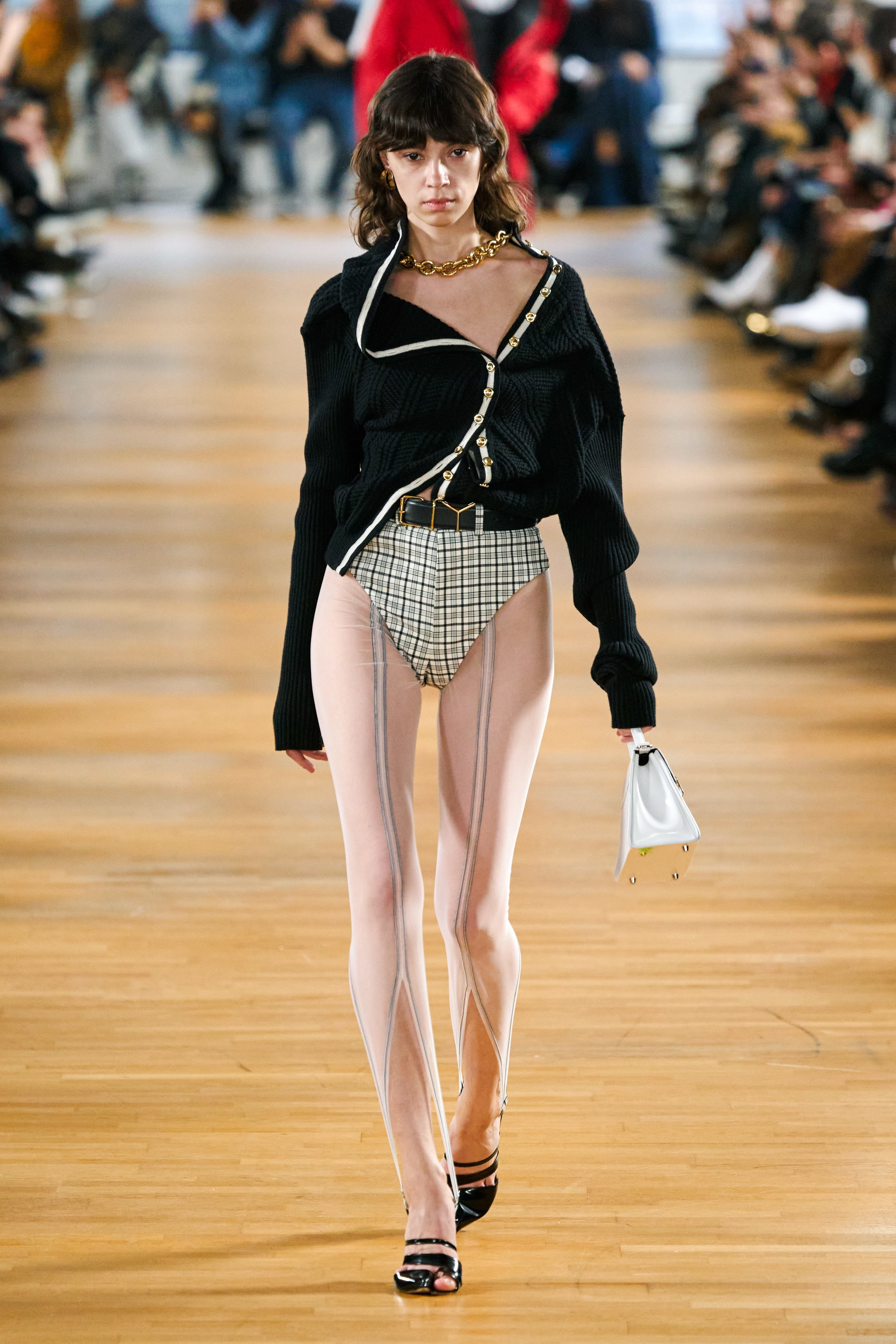 Mẫu diện mốt không cài khuy quần, Yeezy chỉ có 18 bộ đồ lên sàn diễn - Hình 22