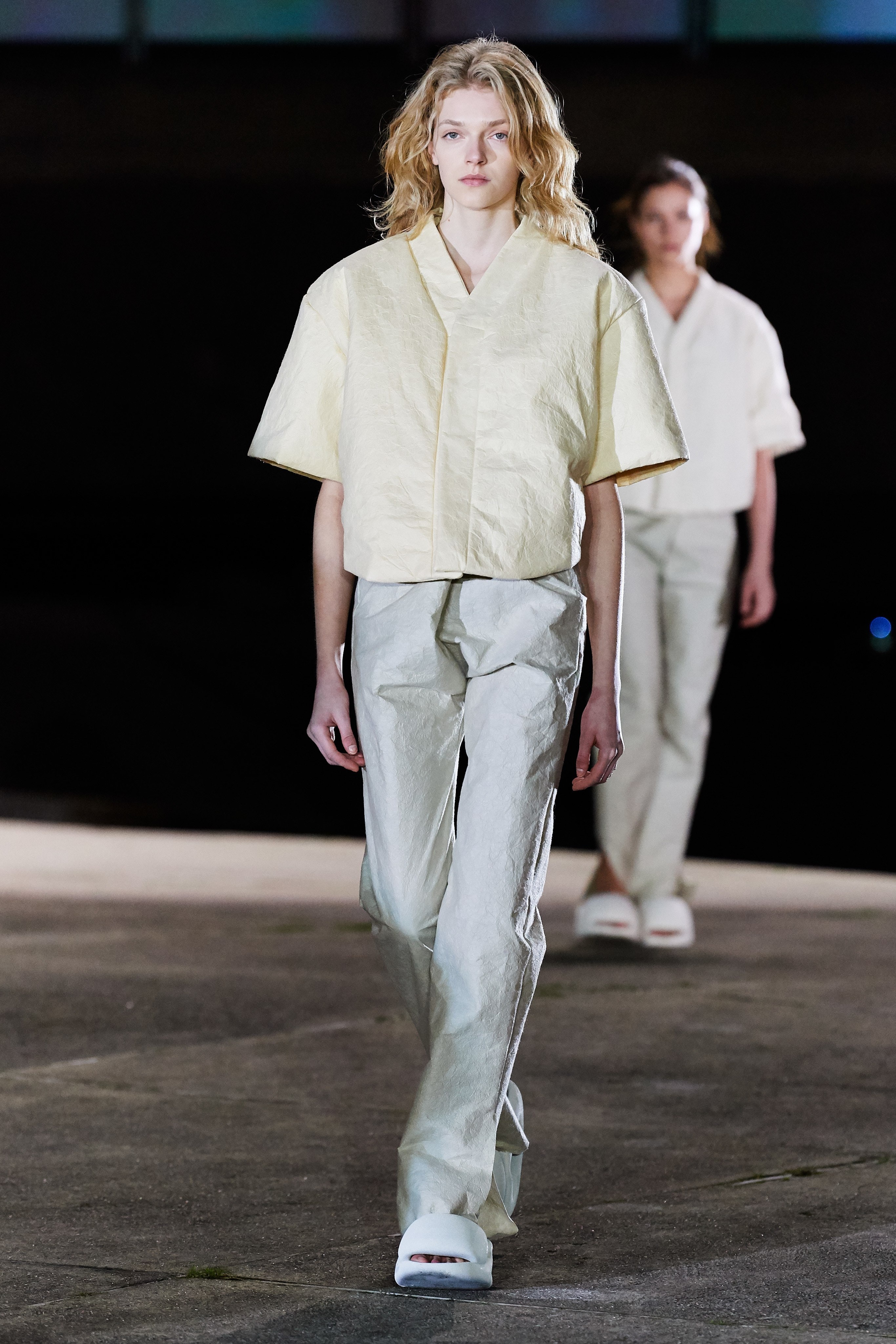 Mẫu diện mốt không cài khuy quần, Yeezy chỉ có 18 bộ đồ lên sàn diễn - Hình 4