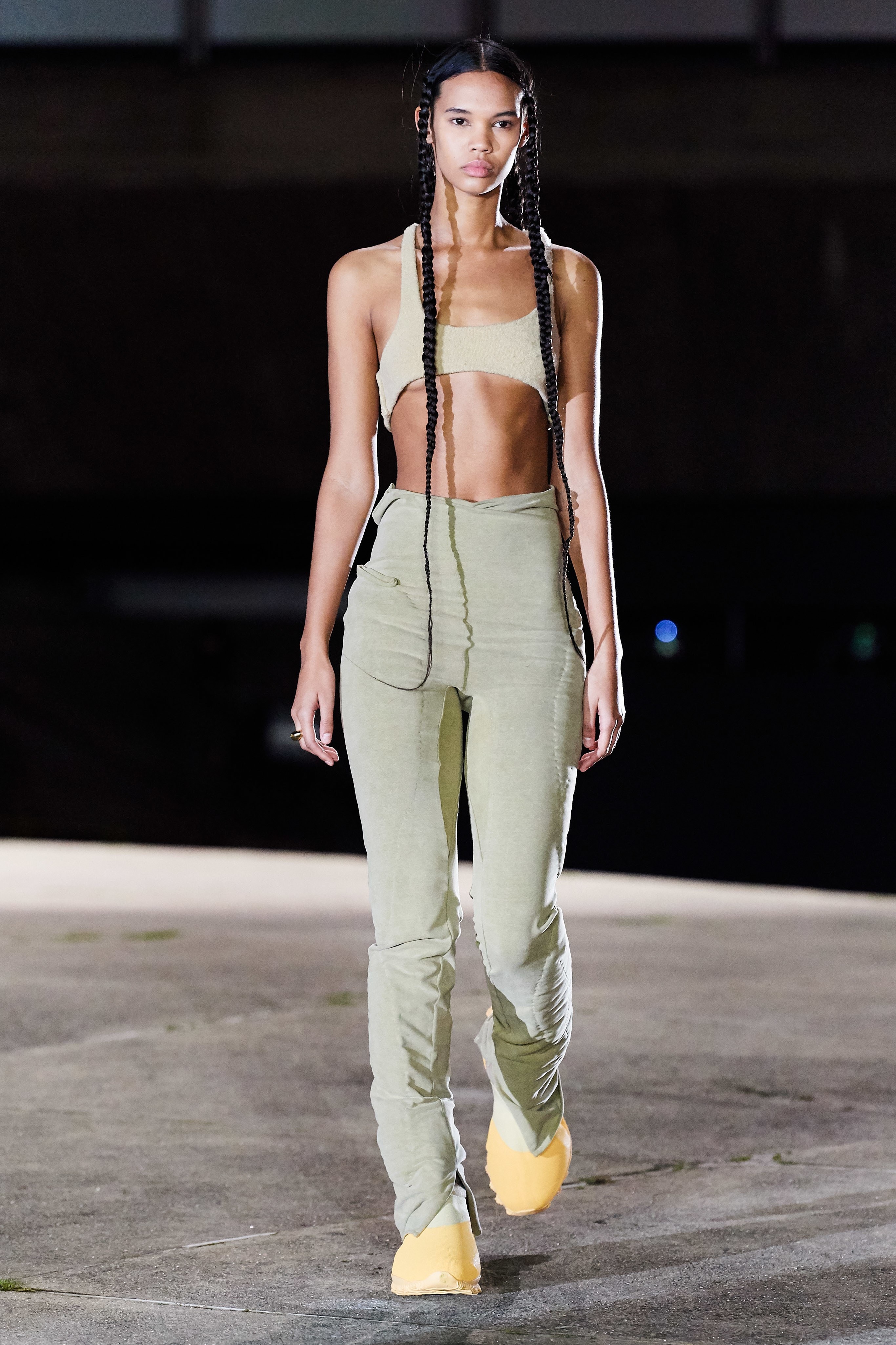 Mẫu diện mốt không cài khuy quần, Yeezy chỉ có 18 bộ đồ lên sàn diễn - Hình 2