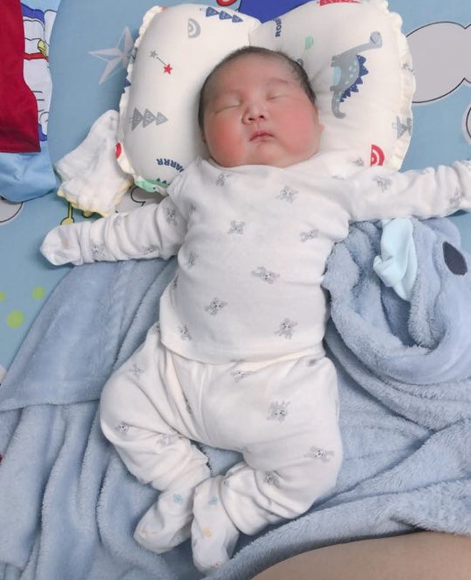 Mẹ Sài Gòn sinh con sumo nặng 5kg, cả khoa sản kéo đến xin chụp ảnh - Hình 5