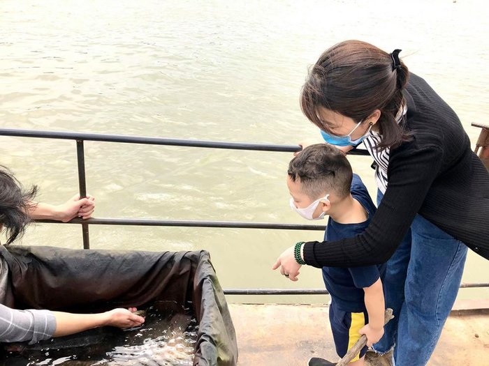 Mừng sinh nhật con trai tròn 4 tuổi, hotmom Ly Kute khoe ảnh cùng bé Khoai Tây làm điều ý nghĩa - Hình 2