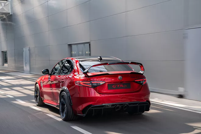 Nếu vẫn giữ nguyên thiết kế, BMW M3 không có tuổi với Alfa Romeo Giulia GTA! - Hình 5