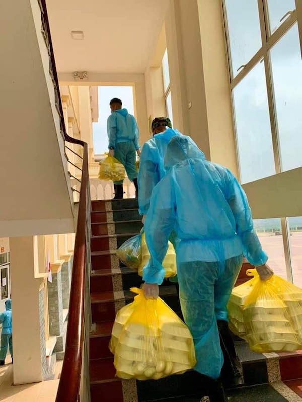Nghe lén câu chuyện về cuộc đua 5 tầng của các chiến sĩ trẻ ở khu cách li Sơn Tây - Hình 1