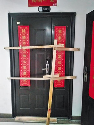 Người Hàn tại Trung Quốc bị hàng xóm chặn cửa, nhốt trong nhà - Hình 1