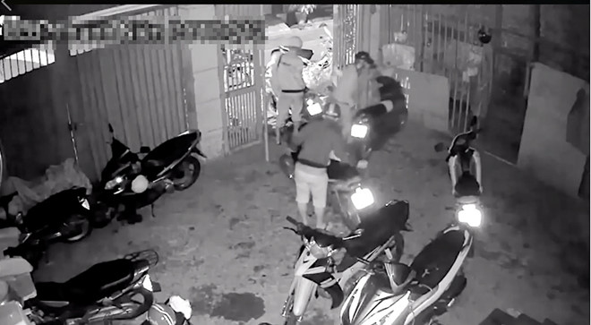 Nóng trên mạng xã hội: Thực hư chuyện thanh niên xóm úp sọt băng trộm đang lựa từng chiếc xe - Hình 2