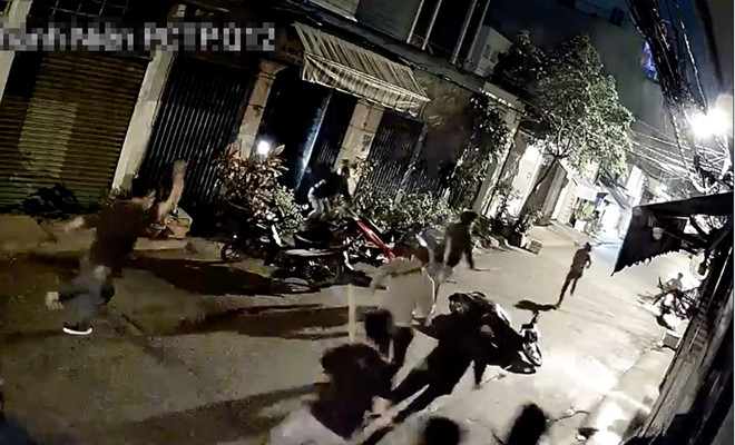Nóng trên mạng xã hội: Thực hư chuyện thanh niên xóm úp sọt băng trộm đang lựa từng chiếc xe - Hình 1