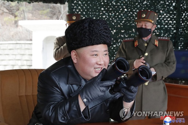 Ông Kim Jong Un giám sát tập trận pháo tầm xa - Hình 1