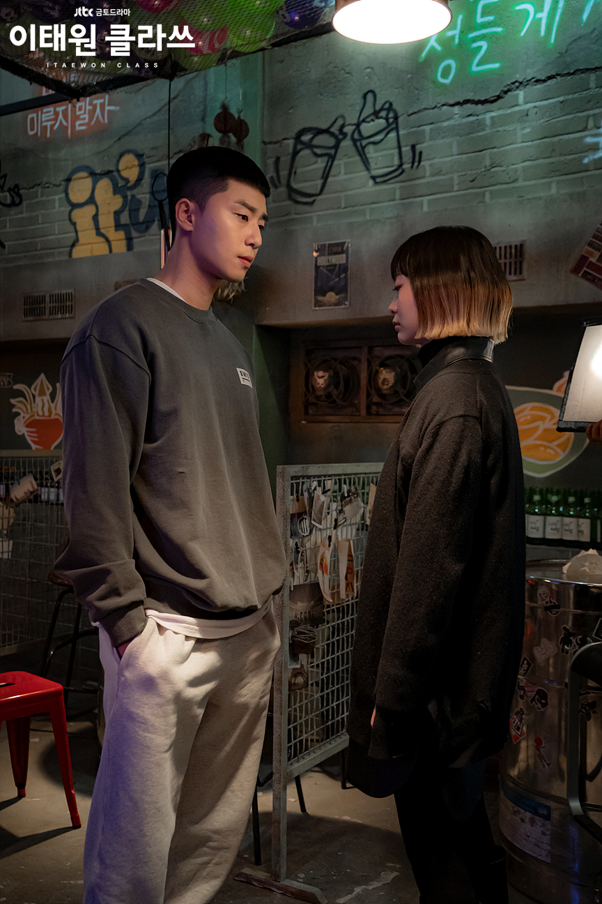 Phong cách Park Seo Joon cool ngầu của Itaewon Class - Hình 13