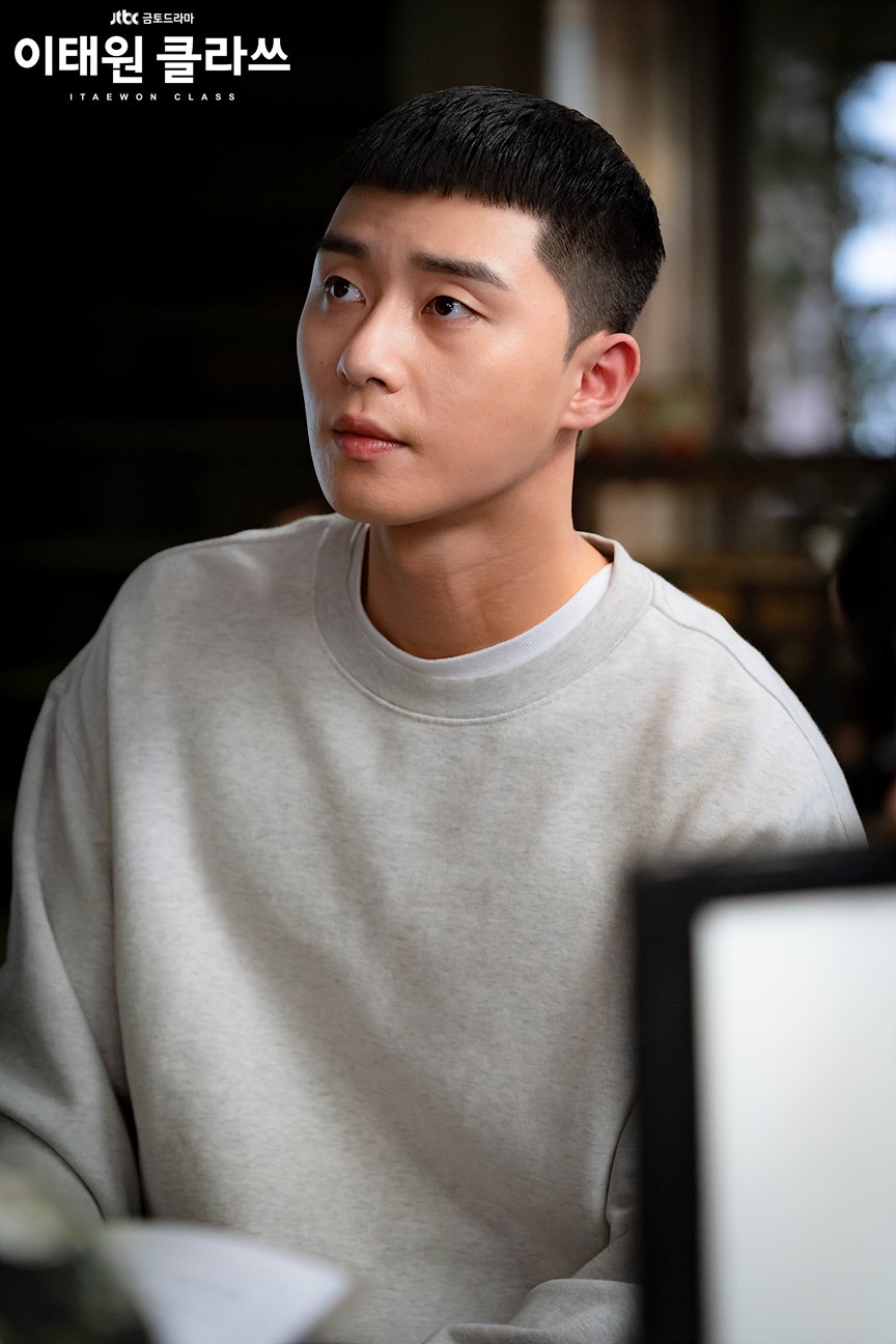 Phong cách Park Seo Joon cool ngầu của Itaewon Class - Hình 17