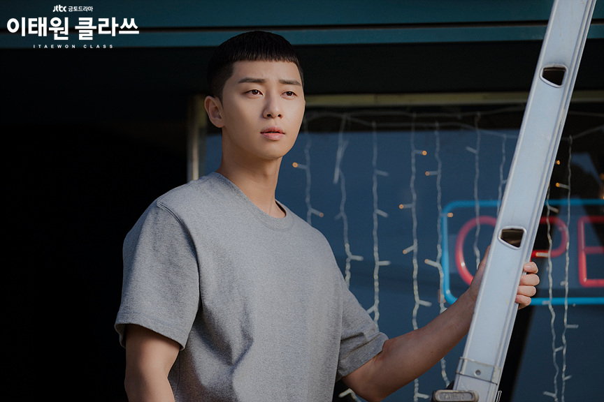 Phong cách Park Seo Joon cool ngầu của Itaewon Class - Hình 15