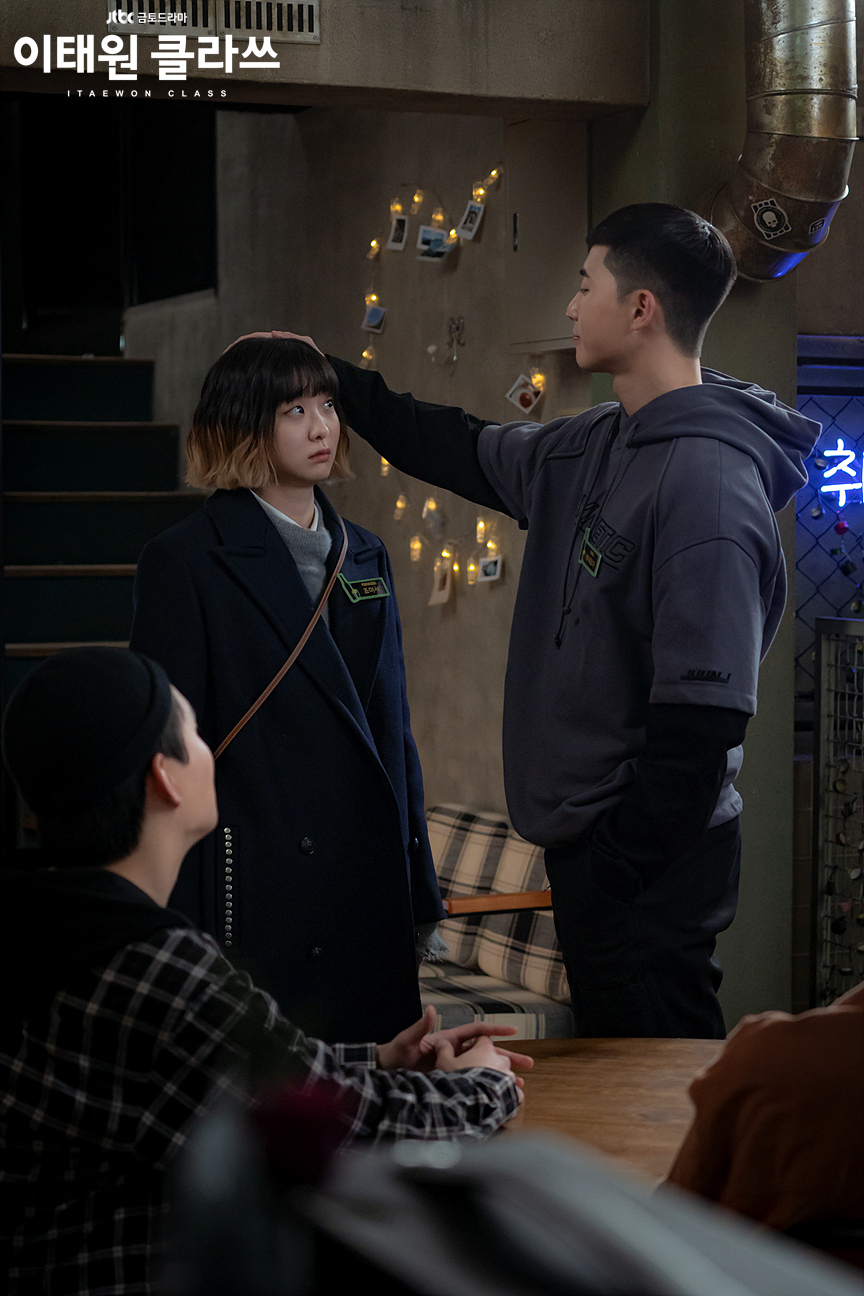 Phong cách Park Seo Joon cool ngầu của Itaewon Class - Hình 14