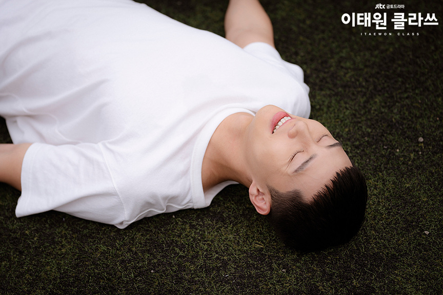 Phong cách Park Seo Joon cool ngầu của Itaewon Class - Hình 2