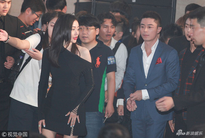 Sao đã kết hôn đứng cạnh đồng nghiệp khác giới: Lee Byung Hun tránh Suzy như tránh tà, Dương Mịch thả thính dàn trai đẹp - Hình 16