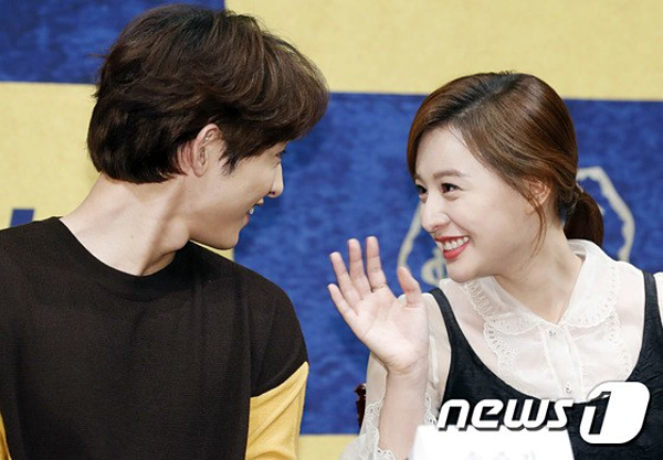 Sao đã kết hôn đứng cạnh đồng nghiệp khác giới: Lee Byung Hun tránh Suzy như tránh tà, Dương Mịch thả thính dàn trai đẹp - Hình 24