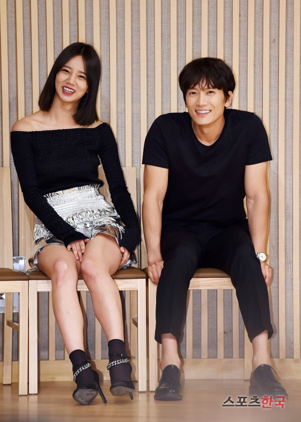 Sao đã kết hôn đứng cạnh đồng nghiệp khác giới: Lee Byung Hun tránh Suzy như tránh tà, Dương Mịch thả thính dàn trai đẹp - Hình 4