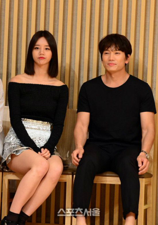 Sao đã kết hôn đứng cạnh đồng nghiệp khác giới: Lee Byung Hun tránh Suzy như tránh tà, Dương Mịch thả thính dàn trai đẹp - Hình 6