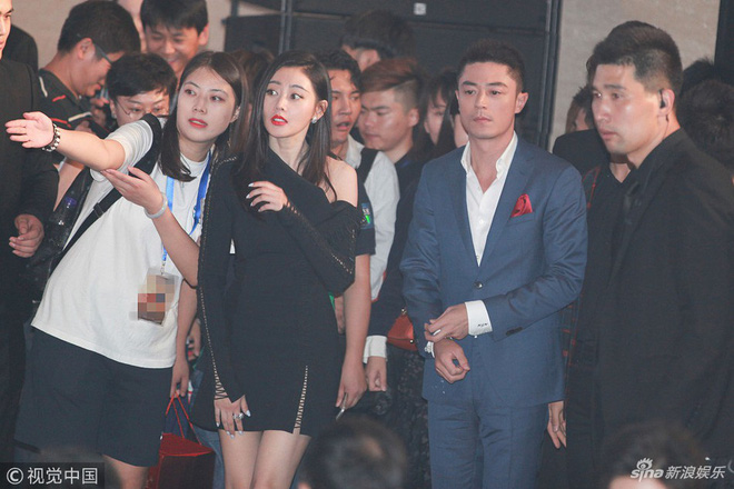 Sao đã kết hôn đứng cạnh đồng nghiệp khác giới: Lee Byung Hun tránh Suzy như tránh tà, Dương Mịch thả thính dàn trai đẹp - Hình 17