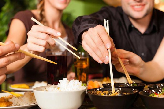 Triệu gia đình Việt cần bỏ 3 thói quen trong bữa ăn để giảm lây nhiễm Covid-19 - Hình 2