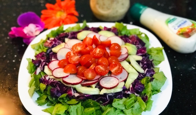 Trộn salad rau củ sốt vừng cho bữa tối thêm sắc màu - Hình 1