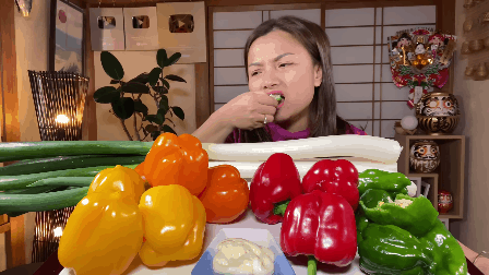 Tự thử thách ăn các loại ớt và hành chấm... mayonnaise, phản ứng của Quỳnh Trần JP khiến dân tình xây xẩm mặt mày - Hình 3