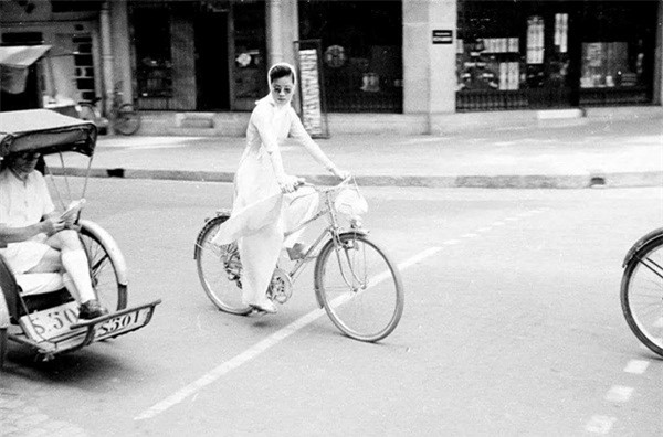 Nao lòng trước tà áo dài của phụ nữ Sài Gòn xưa - Hình 1