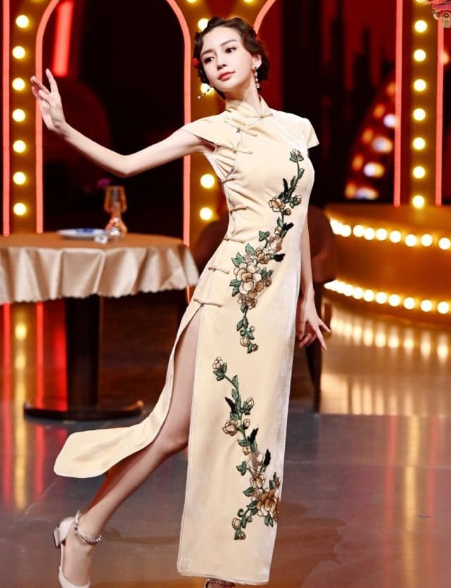 AngelaBaby ma mị với trang phục sườn xám trong show Vương Bài Đối Vương Bài - Hình 3