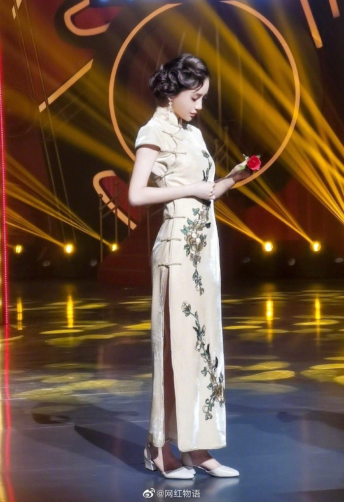 AngelaBaby ma mị với trang phục sườn xám trong show Vương Bài Đối Vương Bài - Hình 5