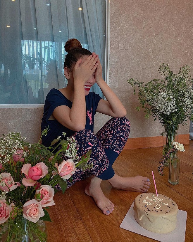 Yến Trang lần đầu mừng sinh nhật không ăn diện, vẫn rạng rỡ với pyjama - Hình 3