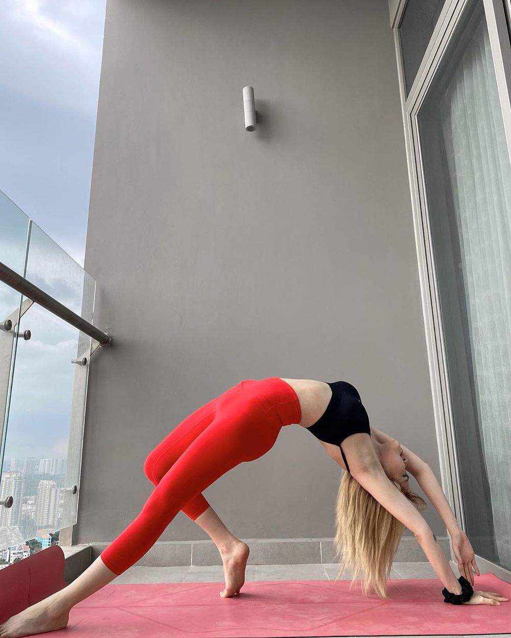 Các sao nữ của showbiz Việt tập Yoga điêu luyện - Hình 7