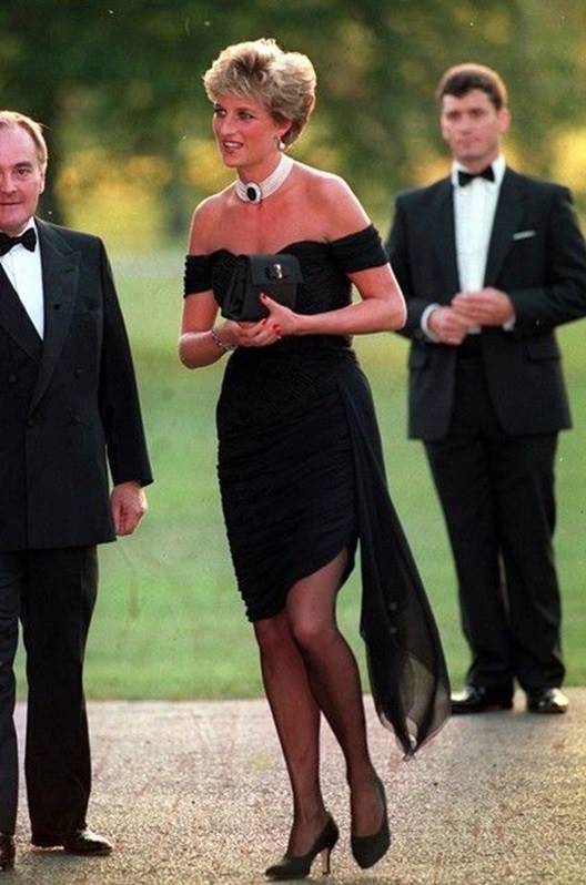 Sau Công nương Diana váy báo thù ngày càng táo bạo