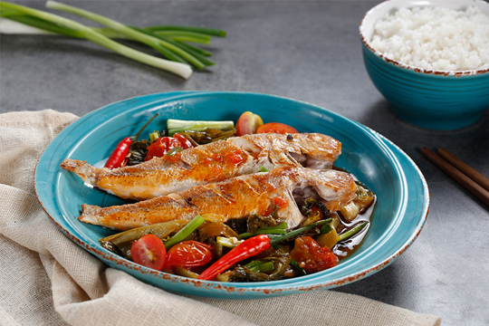 Cách chế biến cá đồng kho dưa cà lạ miệng, đưa cơm phải làm ngay cho bữa cơm tối - Hình 1